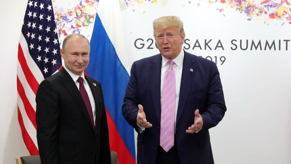 Президент РФ Владимир Путин и президент США Дональд Трамп (справа) во время встречи на полях саммита Группы двадцати в Осаке. - Sputnik Кыргызстан