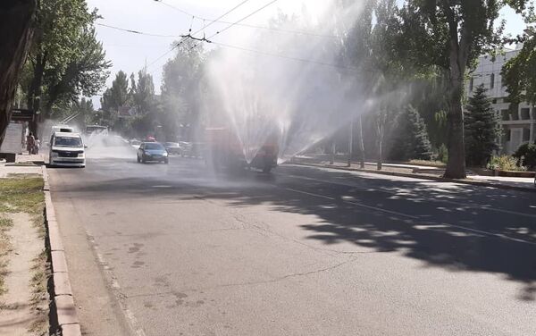 Муниципальное предприятие Тазалык в период аномальной жары моет городские дороги ежечасно - Sputnik Кыргызстан