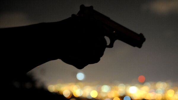 Мужчина стреляет из пистолета. Архивное фото - Sputnik Кыргызстан