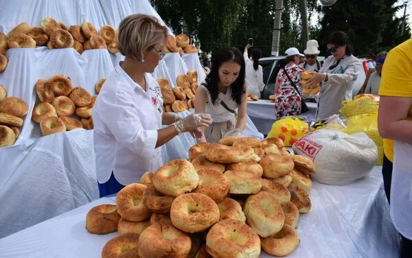 Отведали угощение, которое обещали раздать бесплатно, 4 тысячи желающих. - Sputnik Кыргызстан