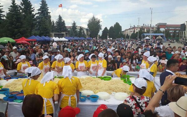  В Караколе приготовили 1,5 тонны ашлямфу и угостили гостей в рамках Ашлямфу-fest - Sputnik Кыргызстан