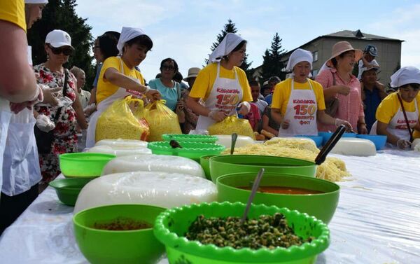 Ранее городская мэрия сообщила, что традиционное для города блюдо решили приготовить в честь 150-летия Каракола - Sputnik Кыргызстан