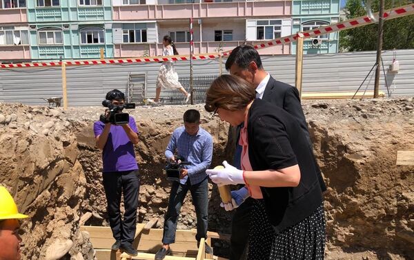 Вчера, 1 июля, вице-премьер-министр КР Алтынай Омурбекова и мэр Бишкека Азиз Суракматов заложили капсулу в фундамент здания - Sputnik Кыргызстан