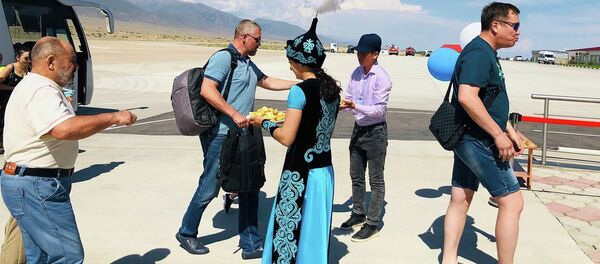 Тамчы айылындагы Ысык-Көл эл аралык аэропорту быйыл алгачкы жолу Алматы — Тамчы — Алматы каттамын кабыл алды Тамчы айылындагы Ысык-Көл эл аралык аэропорту быйыл алгачкы жолу Алматы — Тамчы — Алматы каттамын кабыл алды - Sputnik Кыргызстан