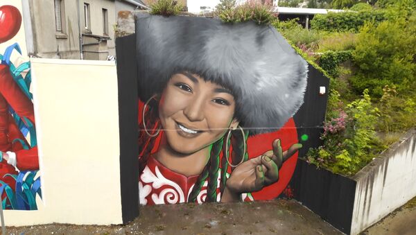 Во французском городе Сан Брие появилось масштабное граффити с изображением кыргызстанки в национальной одежде - Sputnik Кыргызстан