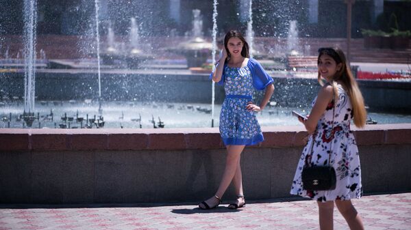 Девушки фотографируются на площади Ала-Тоо в Бишкеке. Архивное фото - Sputnik Кыргызстан