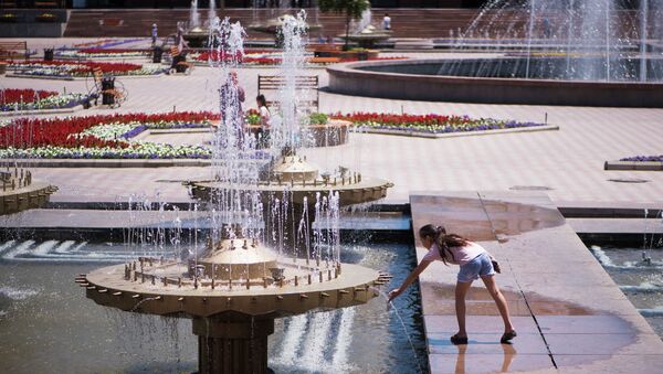 Девочка у фонтанов на площади Ала-Тоо в Бишкеке. Архивное фото - Sputnik Кыргызстан