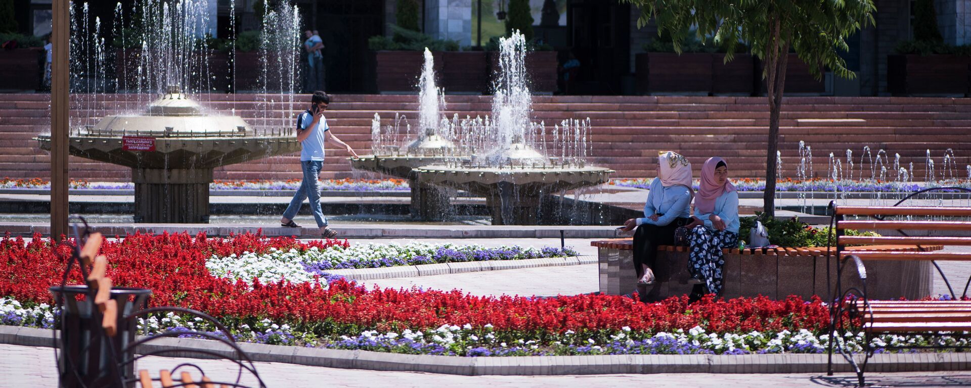 Горожане у фонтанов на площади Ала-Тоо в Бишкеке. Архивное фото - Sputnik Кыргызстан, 1920, 30.05.2022