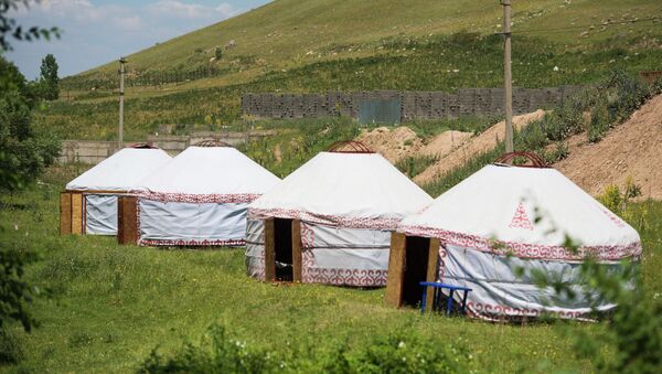 Юрты около дома бывшего президента КР Алмазбека Атамбаева в селе Кой-Таш - Sputnik Кыргызстан