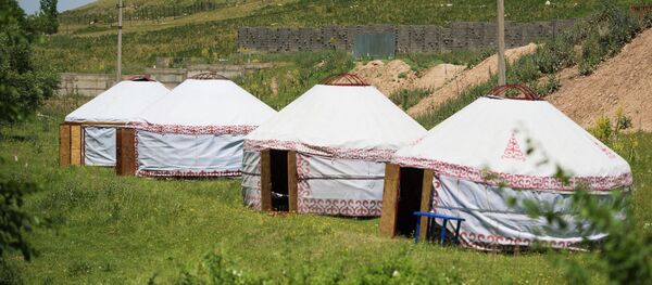 Юрты около дома бывшего президента КР Алмазбека Атамбаева в селе Кой-Таш Юрты около дома бывшего президента КР Алмазбека Атамбаева в селе Кой-Таш - Sputnik Кыргызстан