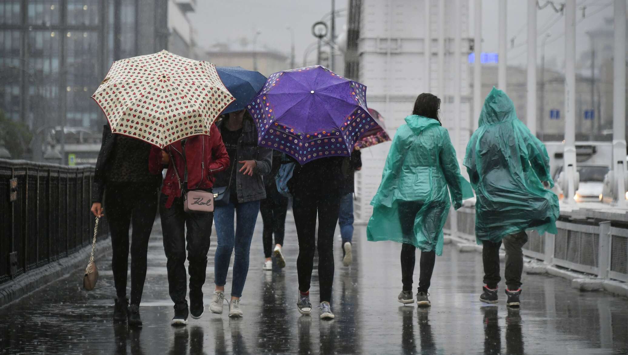 Какое лето ожидается в москве. Дождь в Москве. Дождик в Москве. Москва в дождливую погоду. Небольшой дождь.