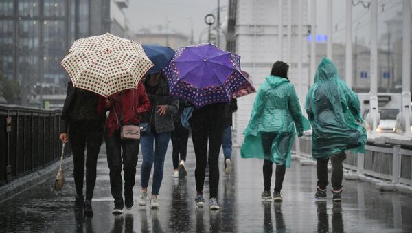 Пешеходы идут по улице во время дождя. Архивное фото - Sputnik Кыргызстан