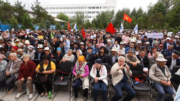 Участники митинга сторонников бывшего президента Алмазбека Атамбаева около здания Медиафорума на улице 7 Апреля в Бишкеке - Sputnik Кыргызстан