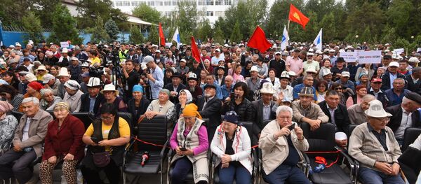 Участники митинга сторонников бывшего президента Алмазбека Атамбаева около здания Медиафорума на улице 7 Апреля в Бишкеке - Sputnik Кыргызстан
