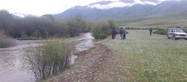 Молдакун Абдылдаевдин бүлөсүн суудан издеп жатышат - Sputnik Кыргызстан