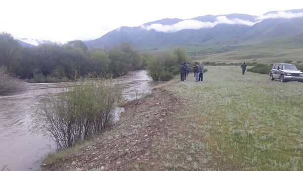 Сотрудники МЧС во время поисковых работ трех человек, упавших в автомобиле в реку Кокомерен - Sputnik Кыргызстан