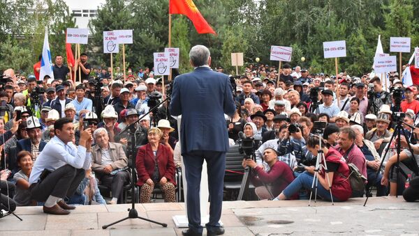 Бывший президент КР Алмазбек Атамбаев выступает на митинге против нынешней власти около Медиафорума в Бишкеке - Sputnik Кыргызстан
