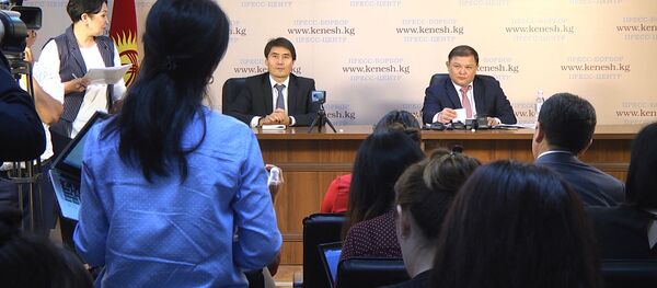 Төрага Жумабеков Атамбаевге өзү жазган ыр менен жооп берди. Видео Төрага Жумабеков Атамбаевге өзү жазган ыр менен жооп берди. Видео - Sputnik Кыргызстан