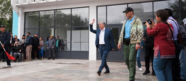 Бывший президент Алмазбек Атамбаев с телохранителем во время митинга в Бишкеке. Архивное фото - Sputnik Кыргызстан