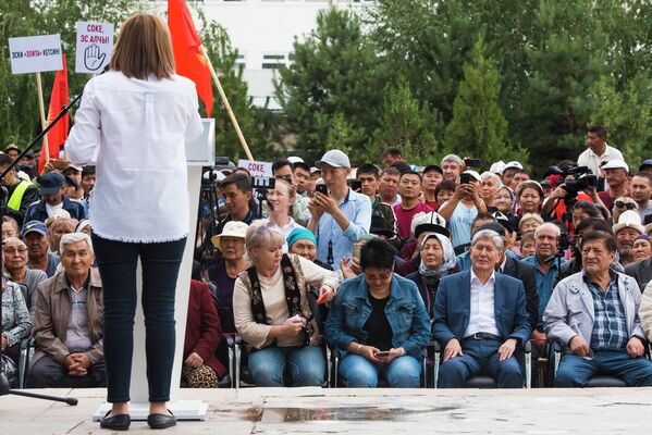 Митинг сторонников бывшего президента Алмазбека Атамбаева в Бишкеке - Sputnik Кыргызстан