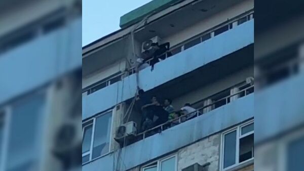 Казахстанец спустился на балкон к любимой по проводам, перепугав всех. Видео - Sputnik Кыргызстан