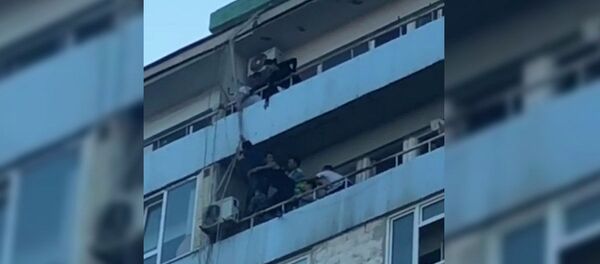 Казахстанец спустился на балкон к любимой по проводам, перепугав всех. Видео - Sputnik Кыргызстан