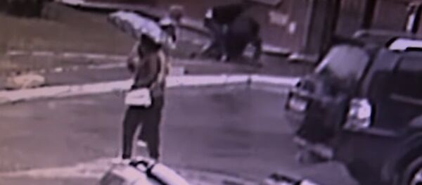 Сумкасын кучактап жыгылган. Камчыбек Каримовдун өлүм алдында кармашкан видеосу - Sputnik Кыргызстан