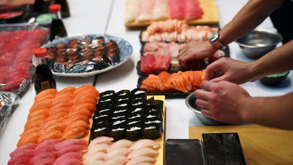 Изготовление суши и роллы. Архивное фото - Sputnik Кыргызстан