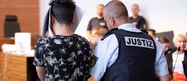 Один из обвиняемых в групповом изнасиловании 18-летней девушки в зале суда во Фрайбурге, Германия. 26 июня 2019 - Sputnik Кыргызстан