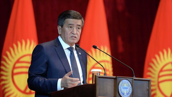 Президент Сооронбай Жээнбеков во время встречи с жителями города Баткен в рамках рабочей поездки - Sputnik Кыргызстан