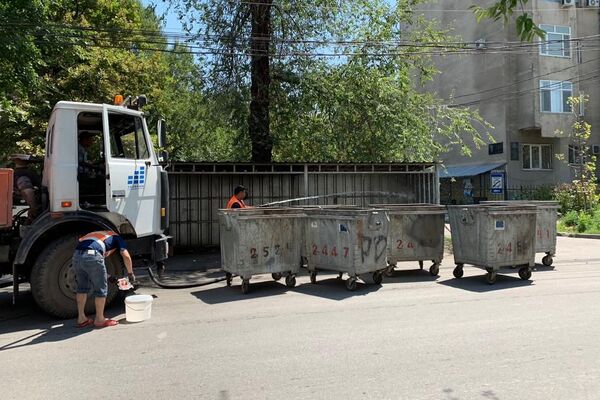 Всего планируется вымыть и продезинфицировать порядка 4 тысяч мусорных баков. - Sputnik Кыргызстан