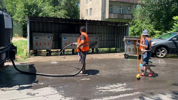 Сотрудники муниципального предприятия Тазалык проводят дезинфекцию и мойку мусорных контейнеров в Бишкеке - Sputnik Кыргызстан