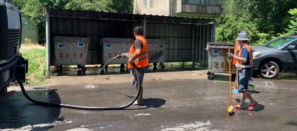 Тазалык муниципалдык ишканасынын кызматкерлери таштанды контейнерлерин жууп, тазалап жатышат Тазалык муниципалдык ишканасынын кызматкерлери таштанды контейнерлерин жууп, тазалап жатышат - Sputnik Кыргызстан