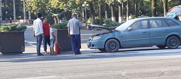 Пожар в машине на пересечении проспектов Чуй и Эркиндик - Sputnik Кыргызстан