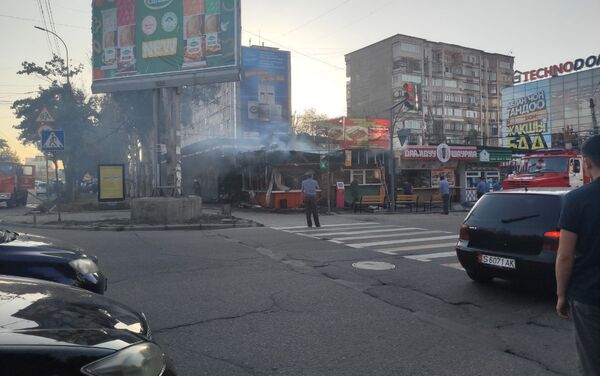 Возгорание произошло в одном из павильонов на пересечении проспекта Чуй и улицы Суюмбаева (бывшая Карпинского) - Sputnik Кыргызстан