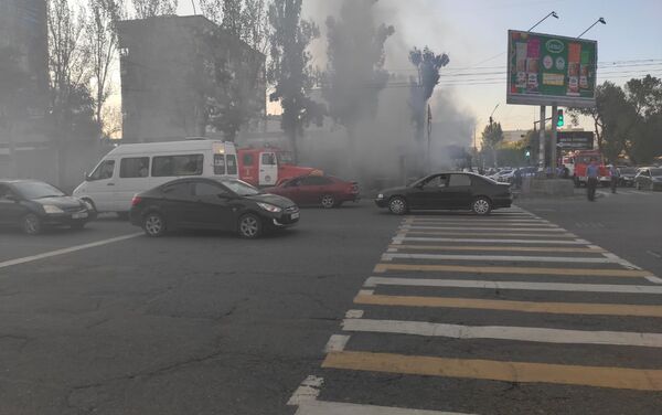 На месте работает один пожарный расчет. По предварительным данным, пострадавших нет. - Sputnik Кыргызстан