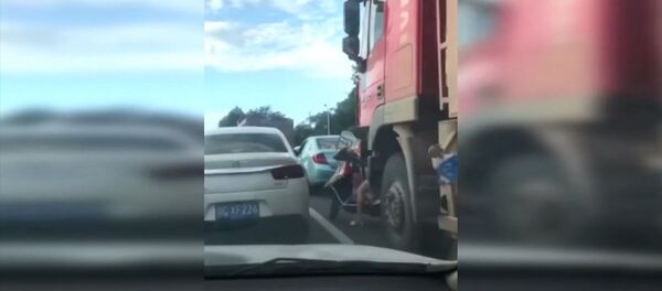 Девушка на скутере внезапно оказалась под грузовиком и чудом выжила. Видео - Sputnik Кыргызстан