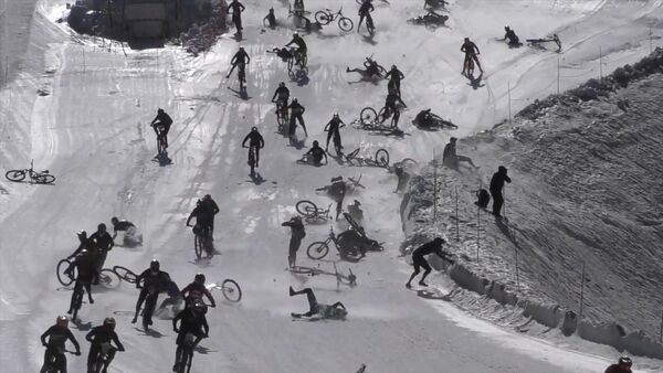 Скоростной спуск 700 велосипедистов обернулся массовым падением. Видео - Sputnik Кыргызстан
