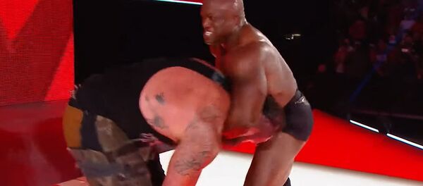 Реслеров чуть не убило током во время выступления. Видео Реслеров чуть не убило током во время выступления. Видео - Sputnik Кыргызстан