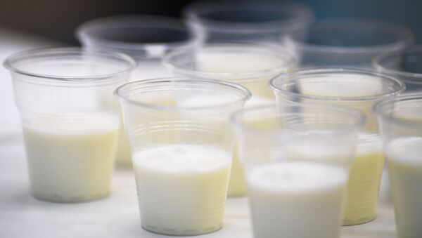 Молоко в пластиковых стаканах. Архивное фото - Sputnik Кыргызстан