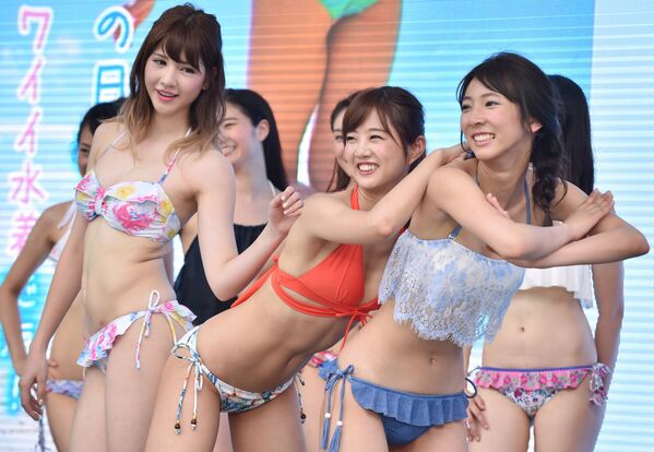 Модели позируют в бикини во время танцевального рекламного флешмоба в Токио, Япония - Sputnik Кыргызстан