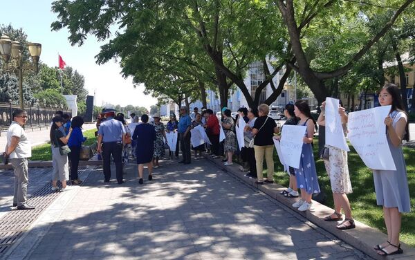 Сторонники и родственники экс-генерального прокурора КР Аиды Саляновой, недовольные решением городского суда, провели митинг в Бишкеке у здания Белого дома - Sputnik Кыргызстан