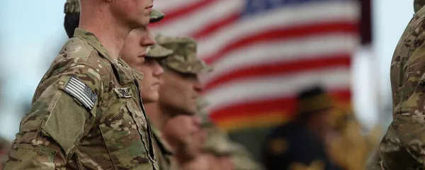 Солдаты, направляющиеся в Афганистан, стоят на параде во время церемонии отъезда. Архивное фото Солдаты, направляющиеся в Афганистан, стоят на параде во время церемонии отъезда. Архивное фото - Sputnik Кыргызстан