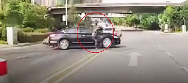 Так выглядит везение — видео необычного исхода ДТП в Китае - Sputnik Кыргызстан