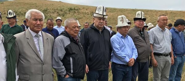 Экс-депутат ЖК Омурбек Текебаев на похоронах своей тещи в селе Таш-Добо - Sputnik Кыргызстан