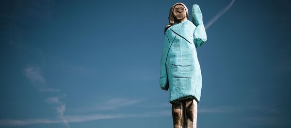 Словенияда орнотулган АКШнын биринчи айымы Меланья Трамптын жыгачтан жасалган келбети Словенияда орнотулган АКШнын биринчи айымы Меланья Трамптын жыгачтан жасалган келбети - Sputnik Кыргызстан