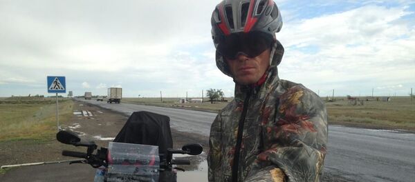 Отправившийся из Бишкека во Францию на велосипеде Сергей Прядко - Sputnik Кыргызстан