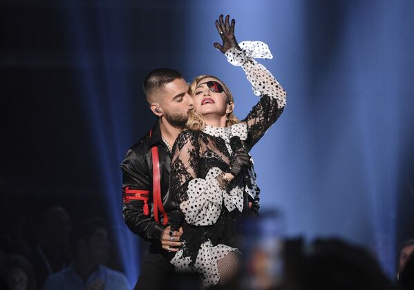 Колумбийский певец Малума целует певицу Мадонну во время выступления на Billboard Music Awards  - Sputnik Кыргызстан