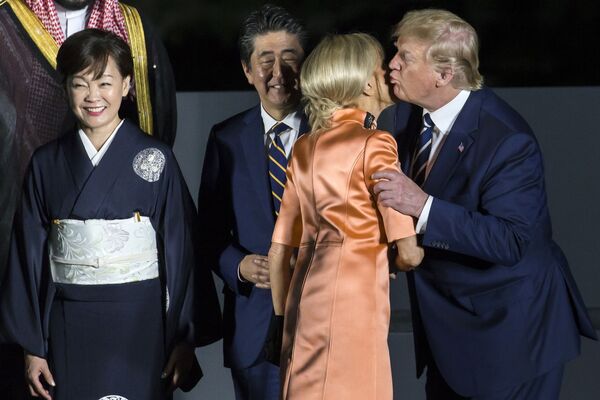 Президент США Дональд Трамп целует первую леди Франции Бриджит Макрон на саммите G20 в Осаке - Sputnik Кыргызстан