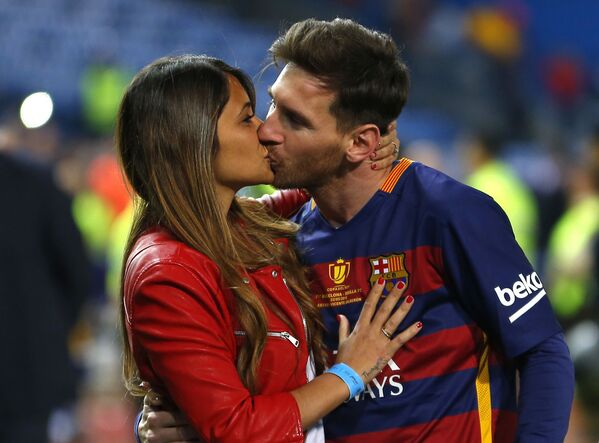 Лионель Месси целует свою жену Антонеллу Роккуццо на стадионе в Мадриде - Sputnik Кыргызстан